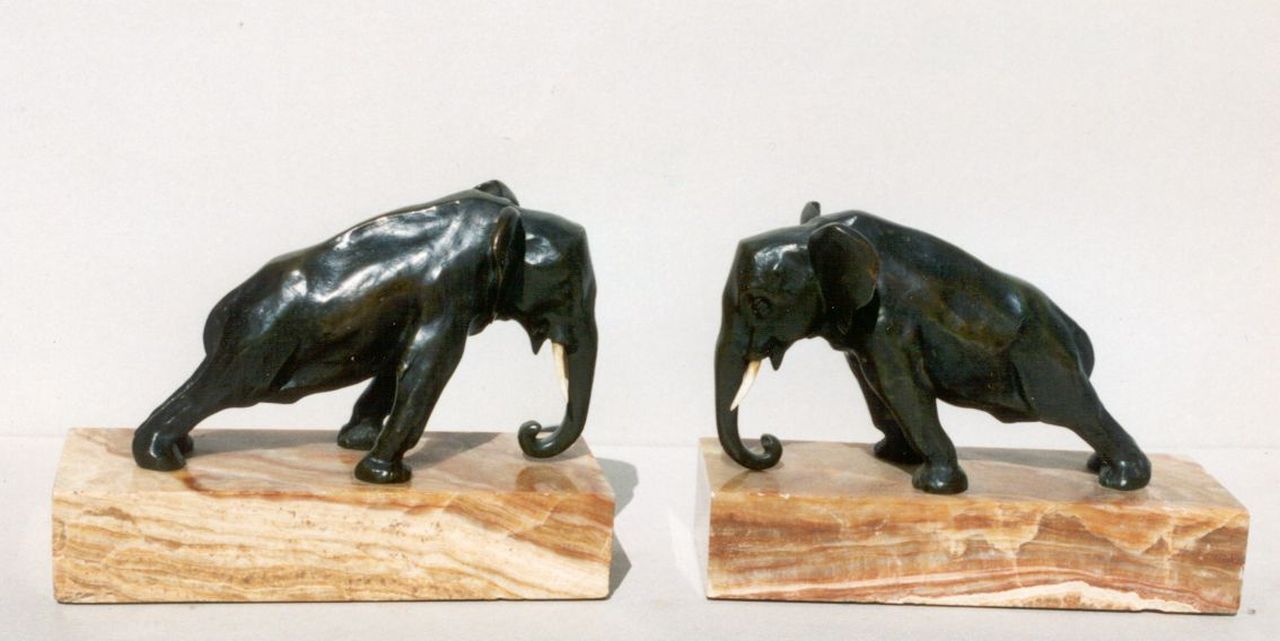 Oscar Waldmann | Bücherstützen 2 Elefanten, Bronze, Elfenbein und Onyx, 10,0 cm, Unterzeichnet auf Sockel