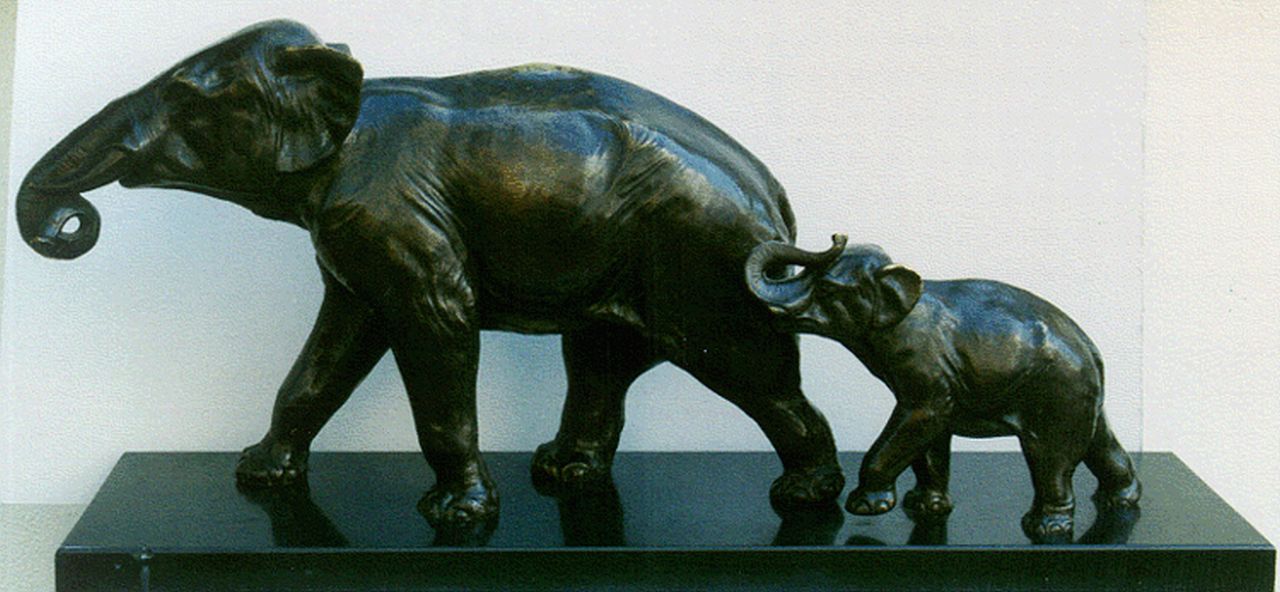 René Rochard | Eelefant mit seinem Jungen, Bronze, 36,5 x 75,3 cm, Unterzeichnet auf rechtem Hinterbein des Jungen