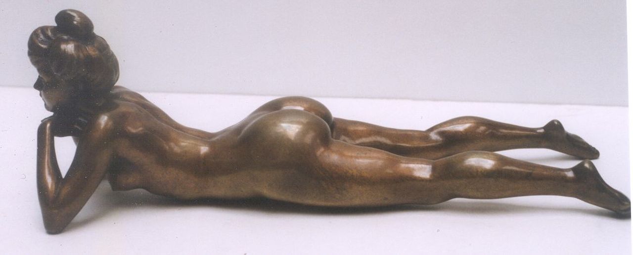 Chalon L.  | Louis Chalon, Liggend vrouwelijk naakt, Bronze 10,5 x 29,5 cm, gesigneerd op handpalmen