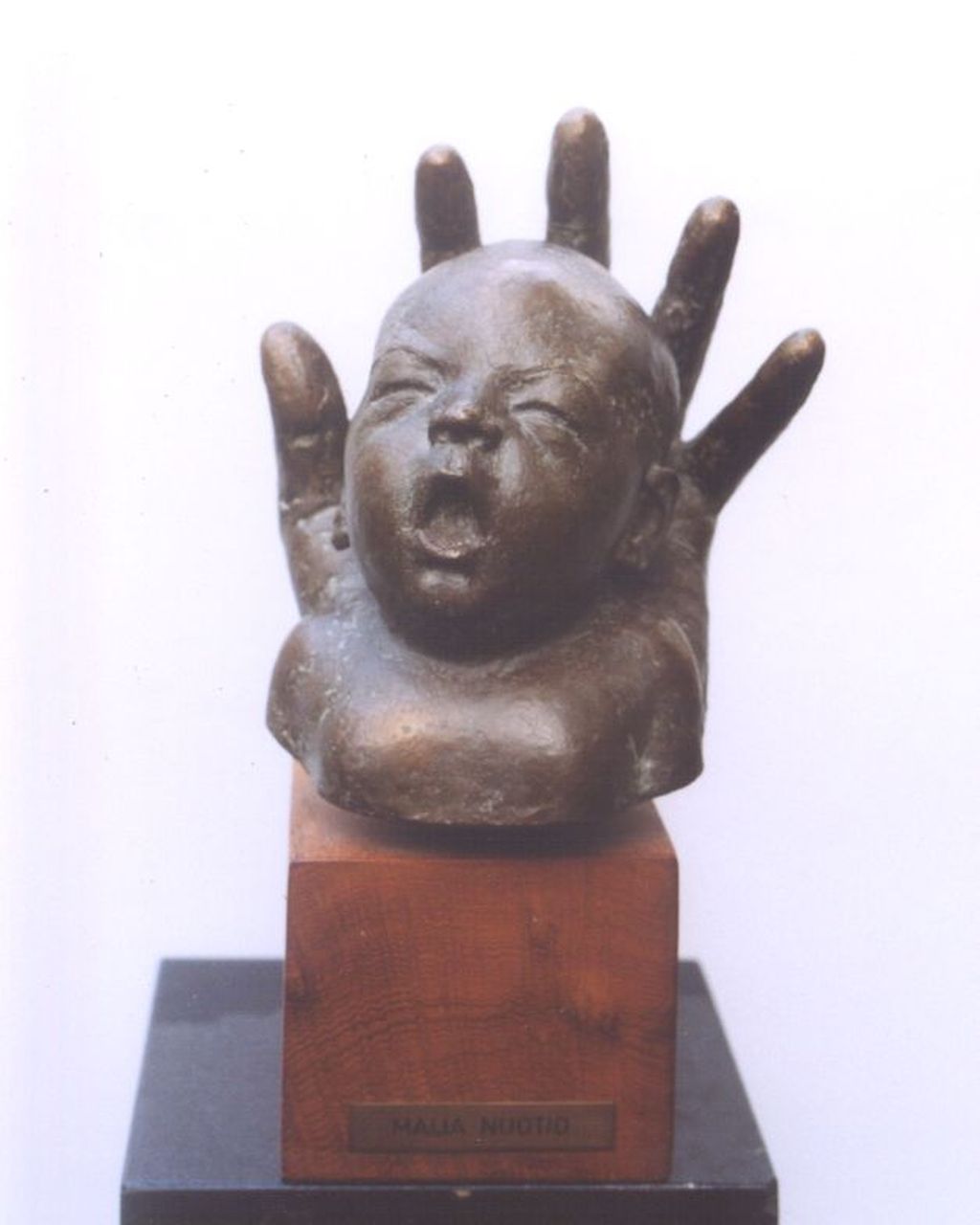 Maija Nuotio | Babyhoofdje gevat in een hand, Bronze, 21,5 x 18,5 cm, gesigneerd op zijkant hand und gedateerd '74