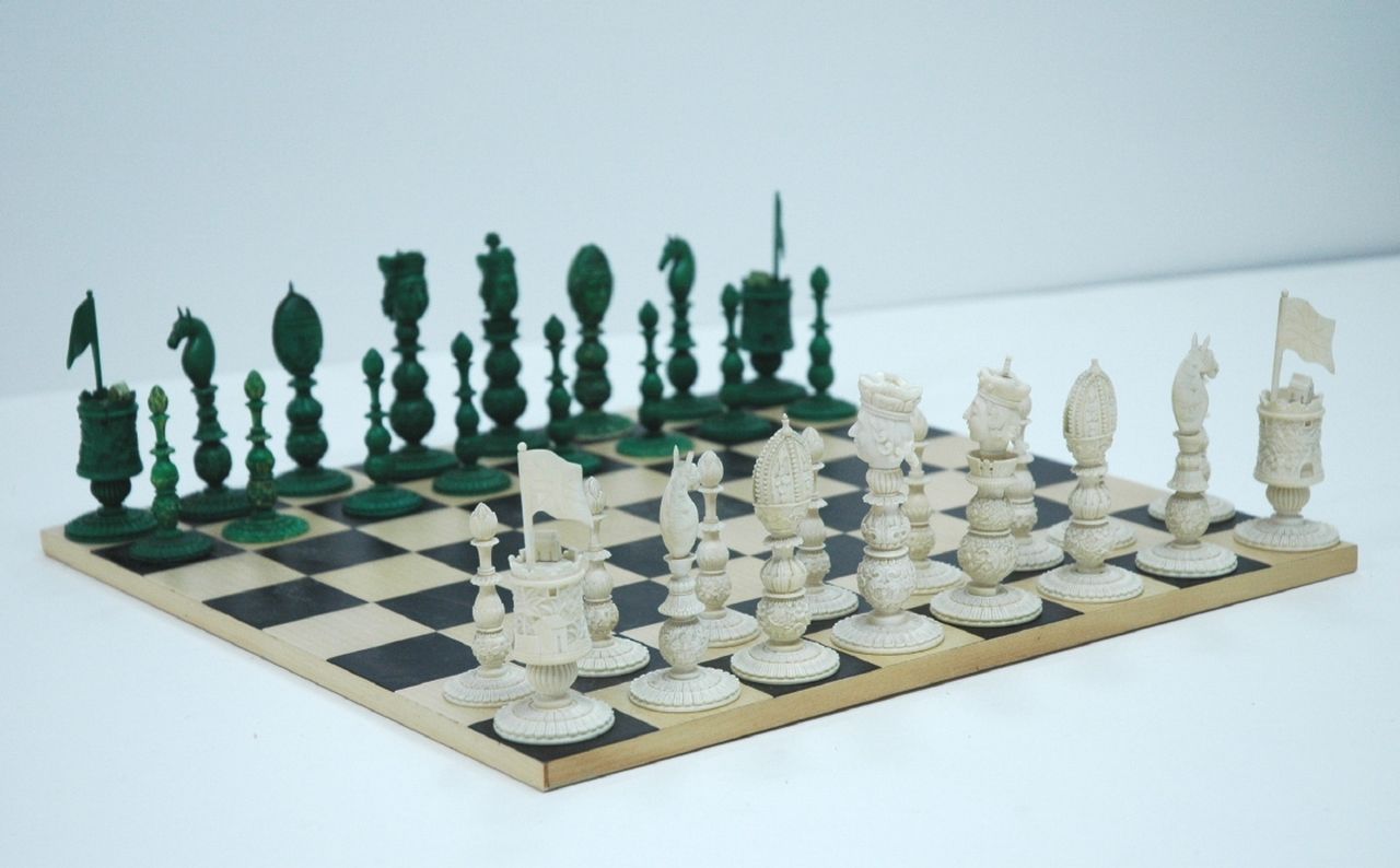 Schaakset   | Schaakset, A Chinese export ivory chess set, in the 'Macao' style, Elfenbein 9,0 x 6,3 cm, executed 19th century
