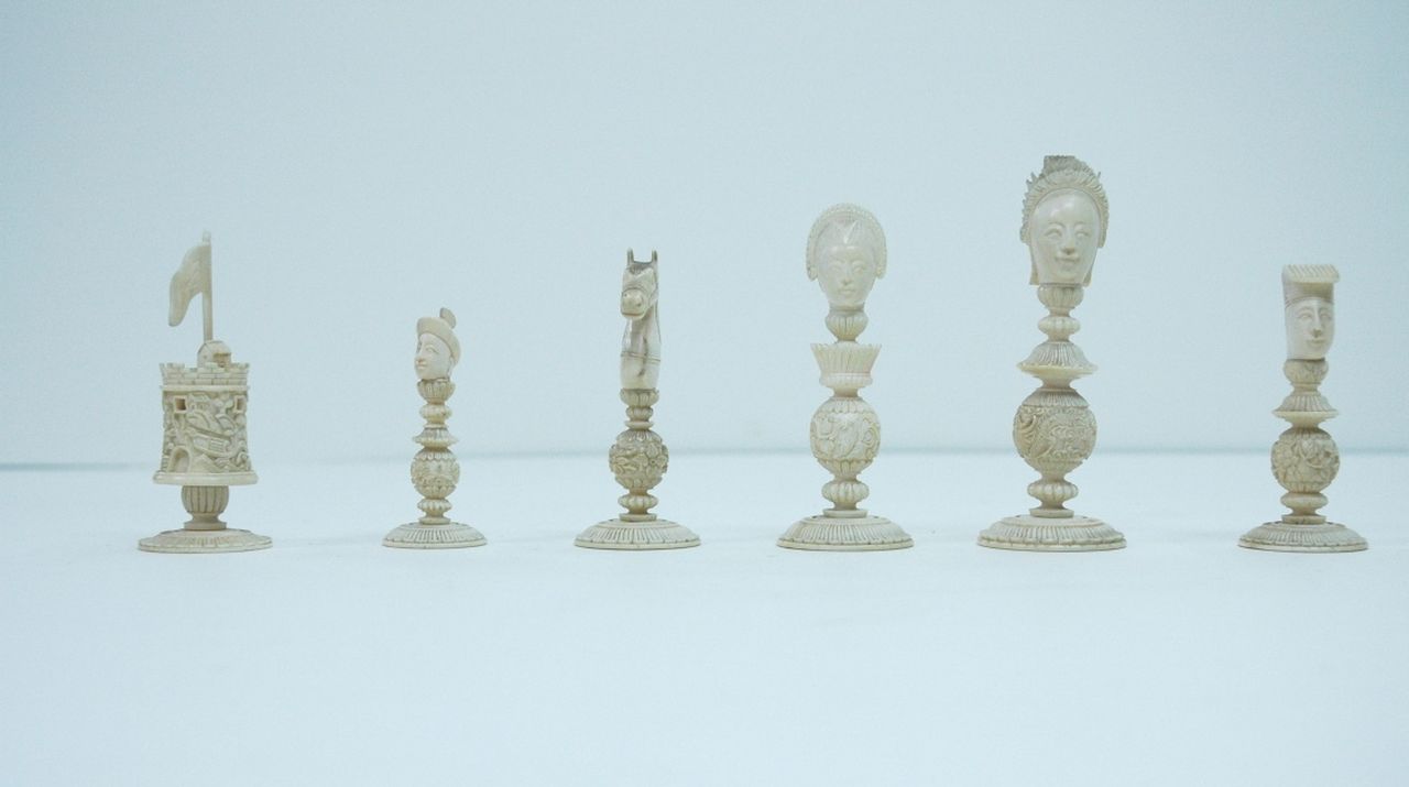 Schaakset   | Schaakset, A Chinese export carved ivory chess set, in the 'Macao' style, Elfenbein 10,7 cm, executed in the 19th century