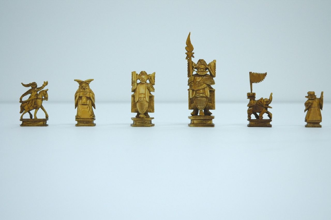 Schaakset, schaakbord/doos   | Schaakset, schaakbord/doos, A South East Asian carved  ivory figural chess set with associated folding games board, Elfenbein 6,2 x 3,2 cm, executed circa 1930