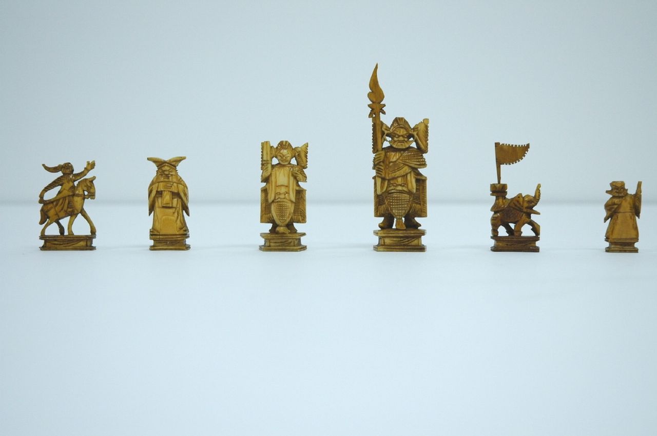 Schaakset, schaakbord/doos   | Schaakset, schaakbord/doos, A South East Asian carved  ivory figural chess set with associated folding games board, Elfenbein 6,2 x 3,2 cm, executed circa 1930