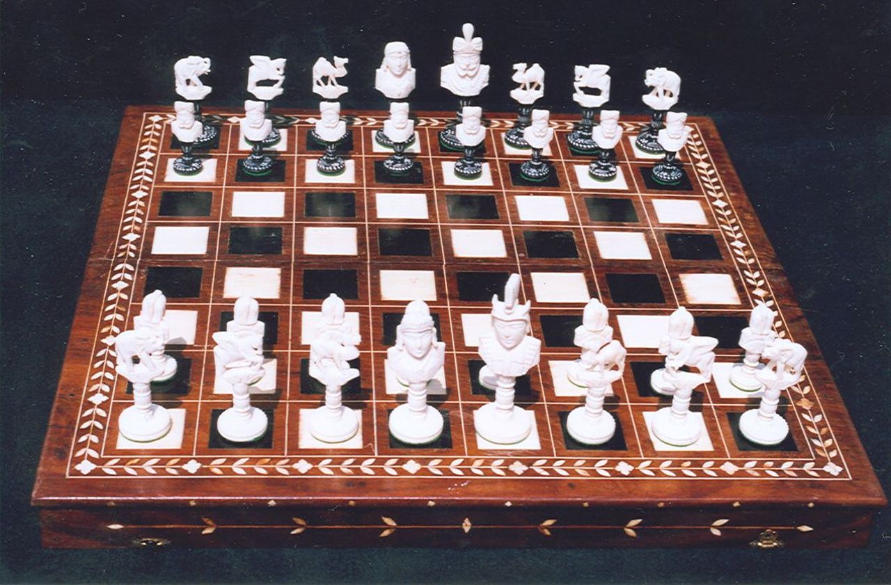 Schaakset, schaakbord/doos   | Schaakset, schaakbord/doos, Indian carved ivory bust type chess set, together with an inlaid ivory and ebonized games board/box, Knochen 9,5 x 5,3 cm, second quarter 20th century