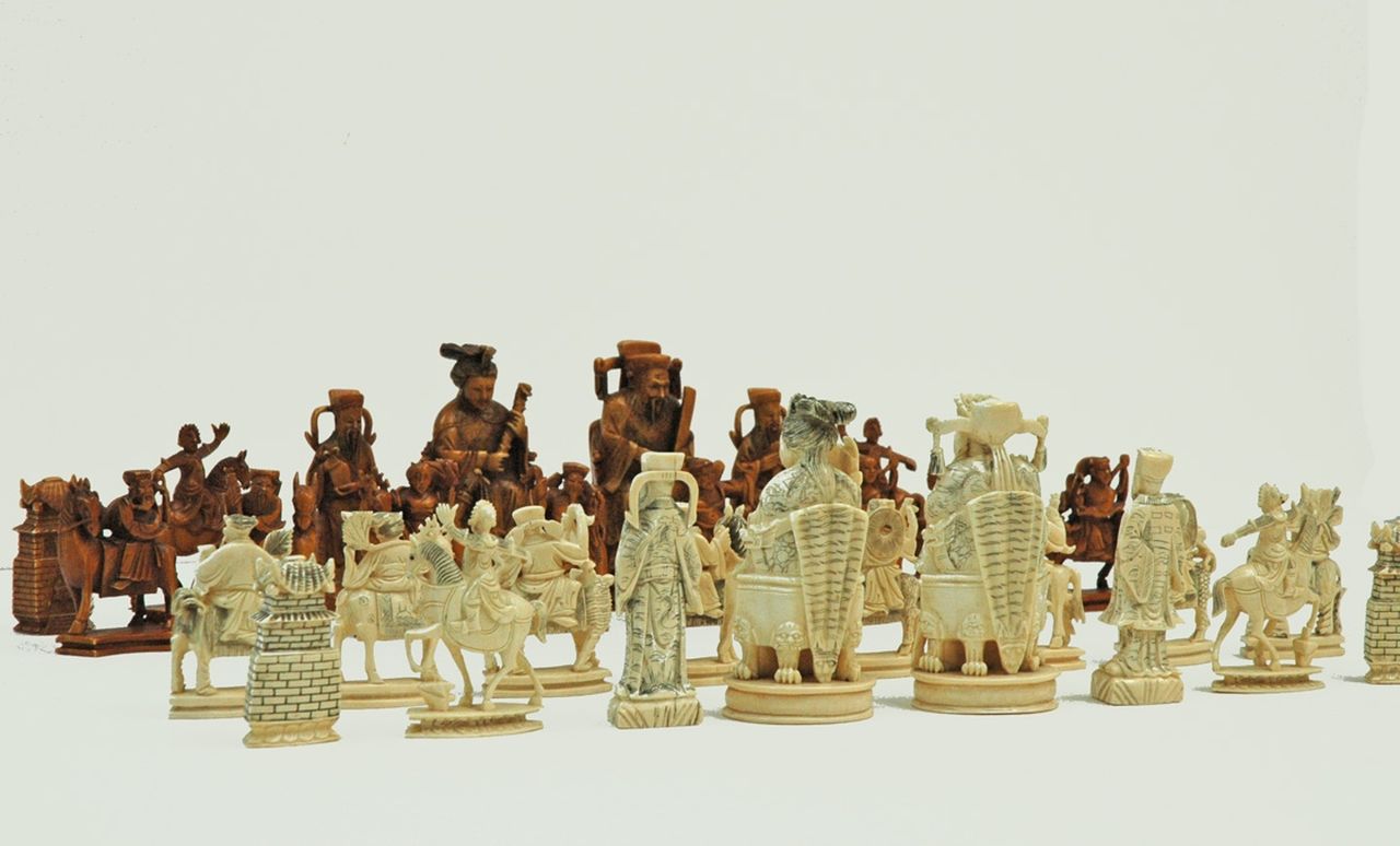 Schaakset   | Schaakset, A Chinese ivory figural chess set, each figure a  member of the Chinese court or warrior, Elfenbein 11,4 cm, late 19th century, early 20th century