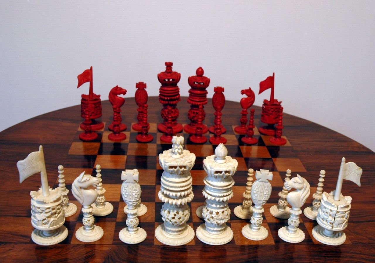 Schaakset   | Schaakset, A 'Burmese' pattern ivory chess set, Elfenbein 10,0 x 5,0 cm, executed circa 1830