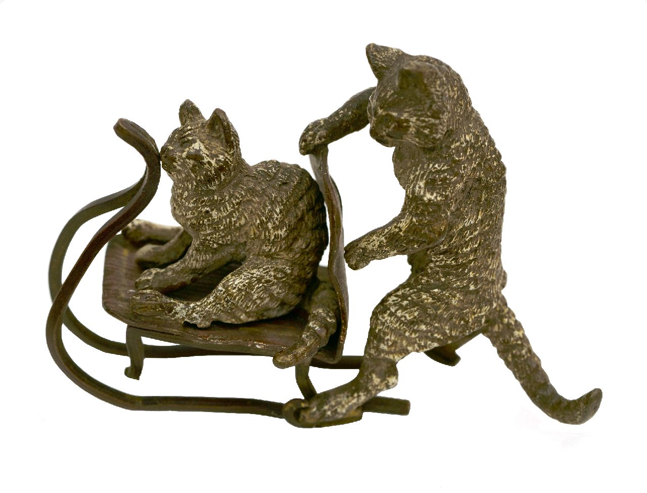 Weense School   | Weense School | Skulpturen und Objekte zum Verkauf angeboten | Zwei bronzene Katzen auf Schlitten, Bronze 6,4 x 8,5 cm