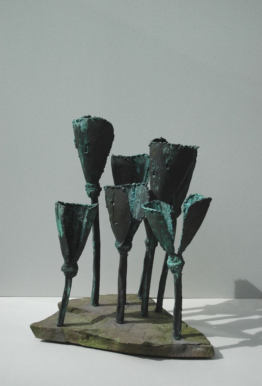 Ton van Baar | Kelkbloemen, Bronze und Stein, 64,0 x 52,0 cm
