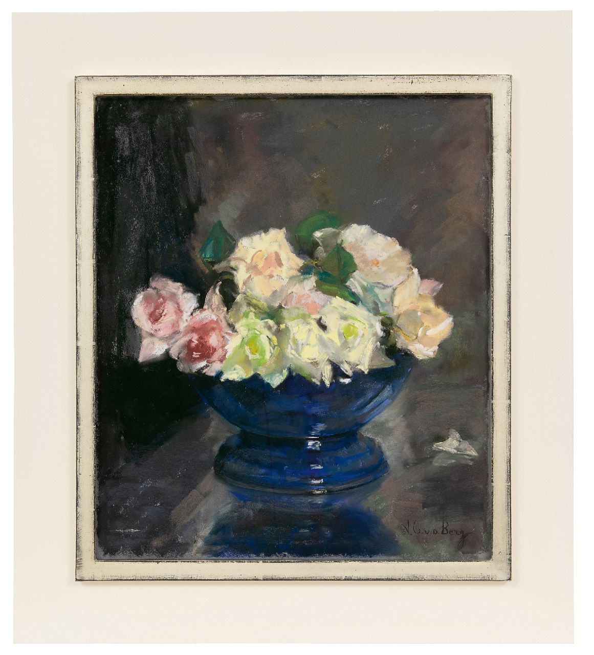 Berg A.C. van den | Anna Carolina 'Ans' van den Berg | Aquarelle und Zeichnungen zum Verkauf angeboten | Blaue Schale mit Rosen, Pastell auf Papier 43,0 x 37,0 cm, Unterzeichnet u.r.