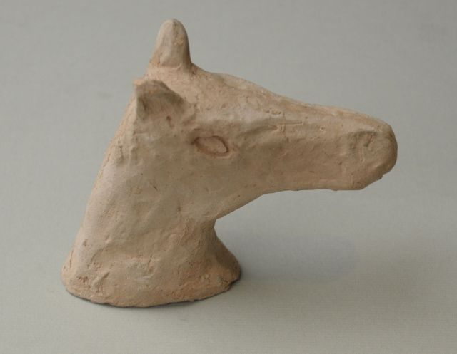 Prinses Beatrix van Oranje Nassau | A horse head, Ton, 9,5 cm, dated '48
