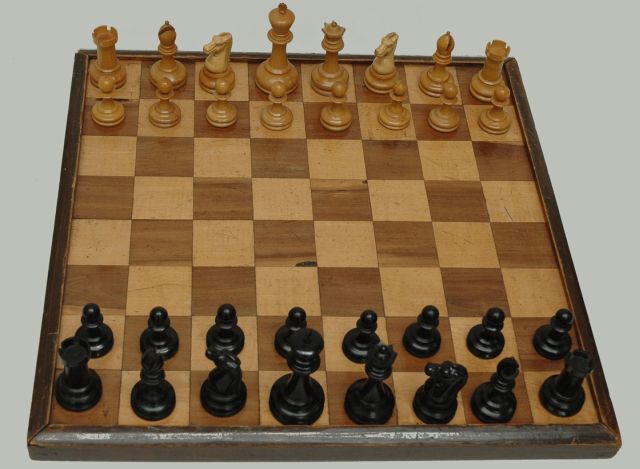 Schaakset | A 'Staunton style chess set, Palm- und Ebenholz, 10,0 x 4,8 cm, signed marked with red crown und dated 1860