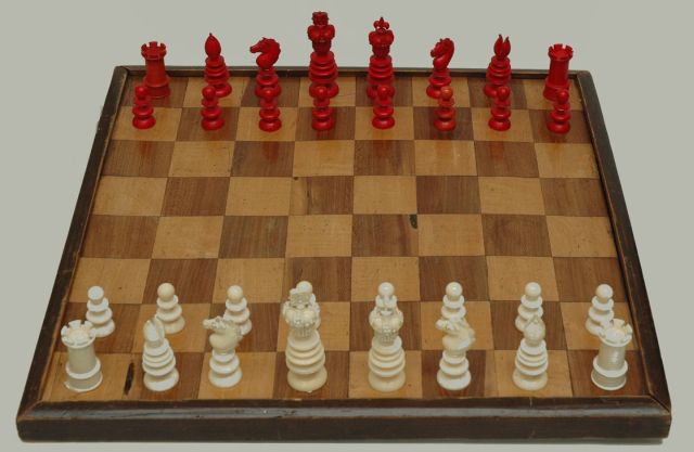 Schaakset, opbergdoos | Chess set Charles Hastilow style ivory set with a mahogany box, Elfenbein, 8,5 x 3,5 cm, executed mid 19th century