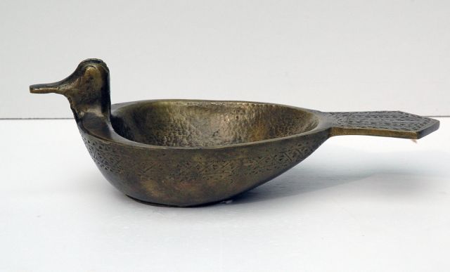 Onbekend 20e eeuw  | Schale in Form eines Vogels, Bronze, bearbeitet 9,1 x 26,0 cm