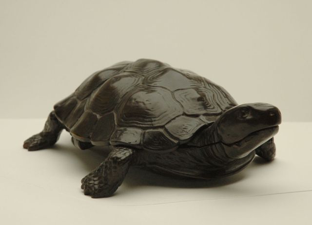 Franse School | A tortoise with rising back (inkwell), Bronze, 8,5 x 16,0 cm