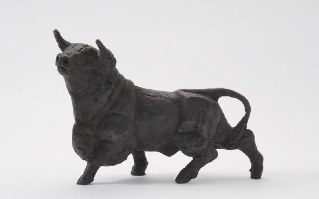 Mackaay T.W.M.  | A  bull, Bronze 25,5 x 35,0 cm, signed with initials at innerside of right hind-leg