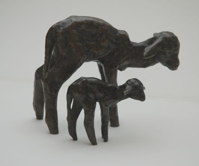 Ernst Baisch | Zwei Lämmer, gross und klein, Patinierte Bronze, 12,0 x 15,0 cm, Unterzeichnet mit Initialen unter den Vorderbeinen