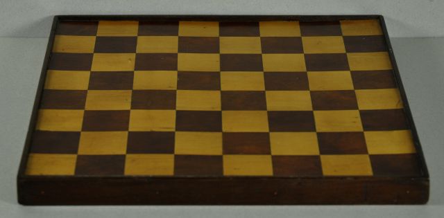 Schaakbord   | A walnut and mahogany games board, Germany, Mahagoni und Nussholz 37,0 x 37,0 cm, circa 1850