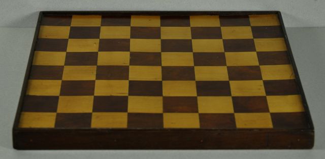 Schaakbord | A walnut and mahogany games board, Germany, Mahagoni und Nussholz, 37,0 x 37,0 cm, circa 1850