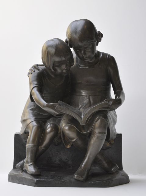 Seifert V.H.  | Das Vorlesestündchen, Bronze 39,8 x 29,5 cm, Unterzeichnet auf der Rückseite