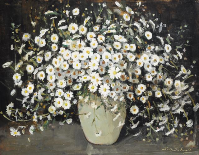 Lucie van Dam van Isselt | Margeriten in weisser Vase, Öl auf Holz, 56,1 x 71,1 cm, Unterzeichnet u.r.