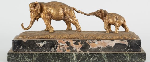 Cacciapuoti G.  | Elefantenmutter und Kalb, Vergoldete Bronze und Marmor 13,0 x 40,0 cm, signed on the base