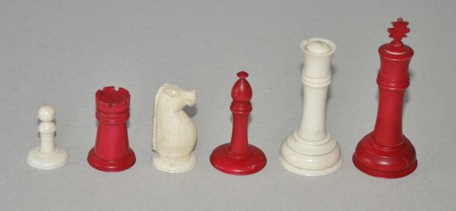 Schaakset, opbergdoos   | An English bone Staunton style chess set together with matching box, Knochen 8,5 x 3,0 cm, executed 19th century