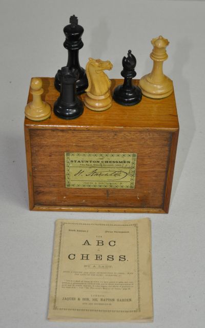 Schaakset, opbergdoos   | A Jaques Staunton boxwood and ebony chess set, Palm- und Ebenholz 9,0 x 4,6 cm, signed on foot whith king/stamp on horse and tower und executed circa 1900