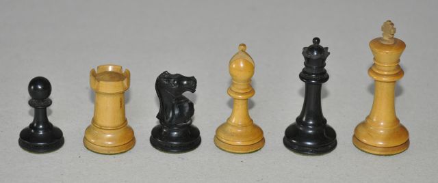 Schaakset, opbergdoos | A Staunton pattern chess set, together with wooden box, Holz mit Eben- und Obstbaumholz, 8,0 x 3,5 cm