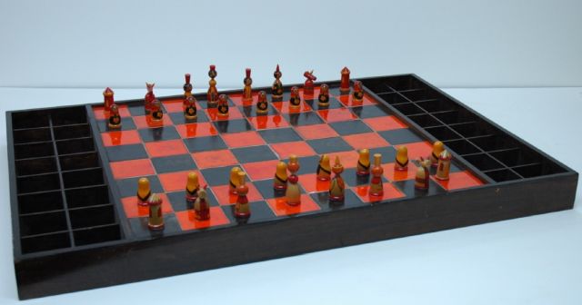 Schaakset, opbergdoos | A Russian painted wood chess set, together with matching board and box, Holz, 8,5 x 4,5 cm, 20th century