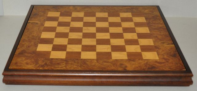 Schaakbord   | A large burr maple, satin-birch and rosewood chess table board, Holz 63,0 x 63,0 cm