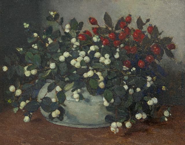 Johannes Evert Akkeringa | Schneebeeren und Hagebutten in weisser Vase, Öl auf Tafel, 34,0 x 42,1 cm, Unterzeichnet u.l.