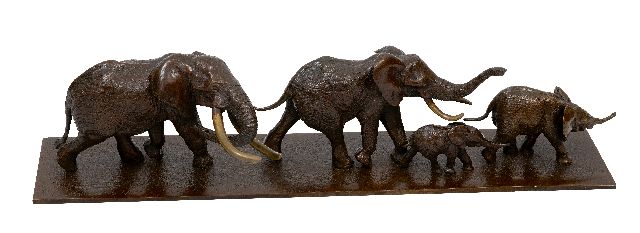 Terry Owen Mathews | Gruppe von vier Elefanten, Bronze, 13,0 x 54,5 cm, Unterzeichnet und mit Nummer 6/10 auf der Basis und datiert '85