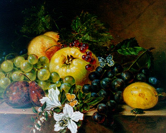 Sebastiaan Theodorus Voorn Boers | A still life with grapes, prunes, flowers and a butterfly, Öl auf Holz, 23,6 x 30,0 cm, signed l.r.