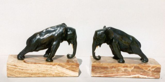 Waldmann O.  | Bücherstützen 2 Elefanten, Bronze, Elfenbein und Onyx 10,0 cm, Unterzeichnet auf Sockel