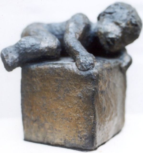 Noorda-Maas J.  | Baby op kubus, Bronze 12,0 cm