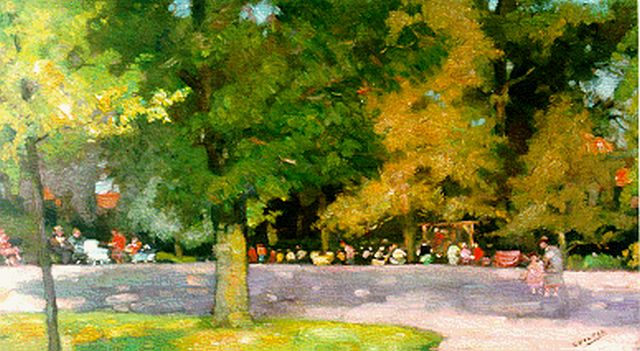 Cor Noltee | Strollers in a park, Öl auf Leinwand, 30,2 x 50,2 cm, signed l.r.