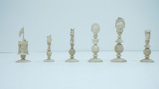 Schaakset | A Chinese export carved ivory chess set, in the 'Macao' style, Elfenbein, 10,7 cm, executed in the 19th century