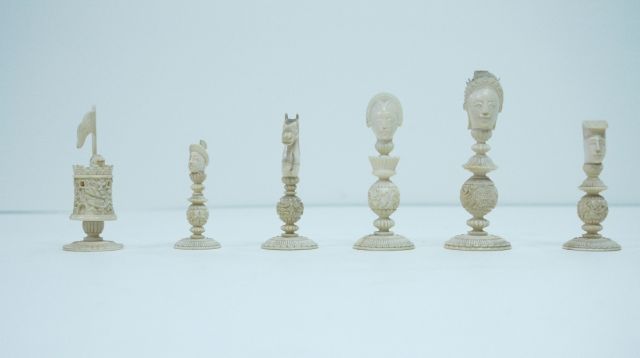 Schaakset   | A Chinese export carved ivory chess set, in the 'Macao' style, Elfenbein 10,7 cm, executed in the 19th century
