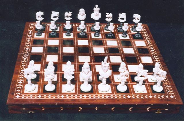 Schaakset, schaakbord/doos | Indian carved ivory bust type chess set, together with an inlaid ivory and ebonized games board/box, Knochen, 9,5 x 5,3 cm, second quarter 20th century