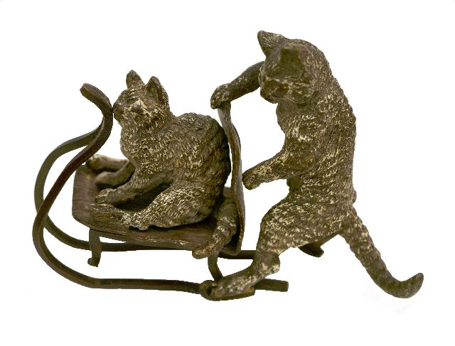 Weense School   | Zwei bronzene Katzen auf Schlitten, Bronze 6,4 x 8,5 cm