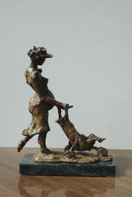 Dyck F. van | Moedertrots, Bronze 33,7 x 26,2 cm, gesigneerd op bronzen basis