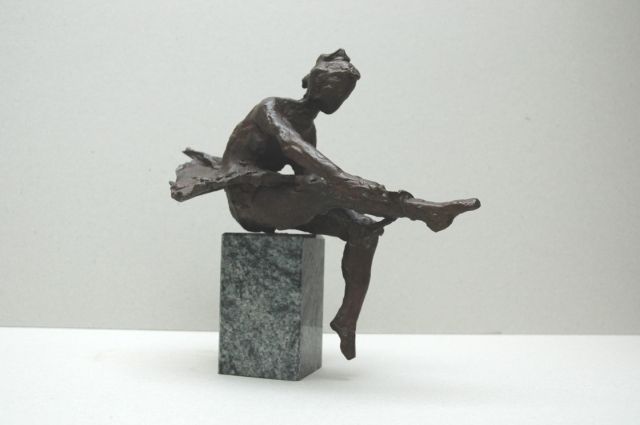 Dyck F. van | Zittende ballerina, Bronze 23,0 x 24,1 cm, gesigneerd onderzijde tutu